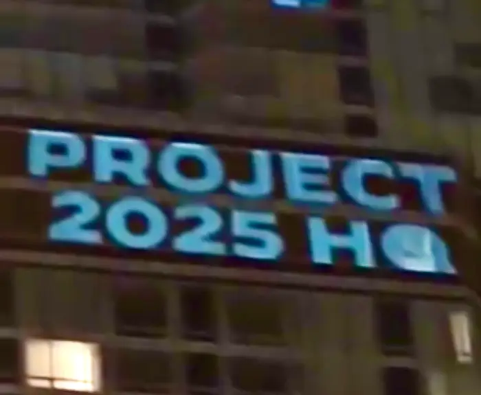 Dems Projecting Images Onto Trump Tower Chicago (meidasnews.com)